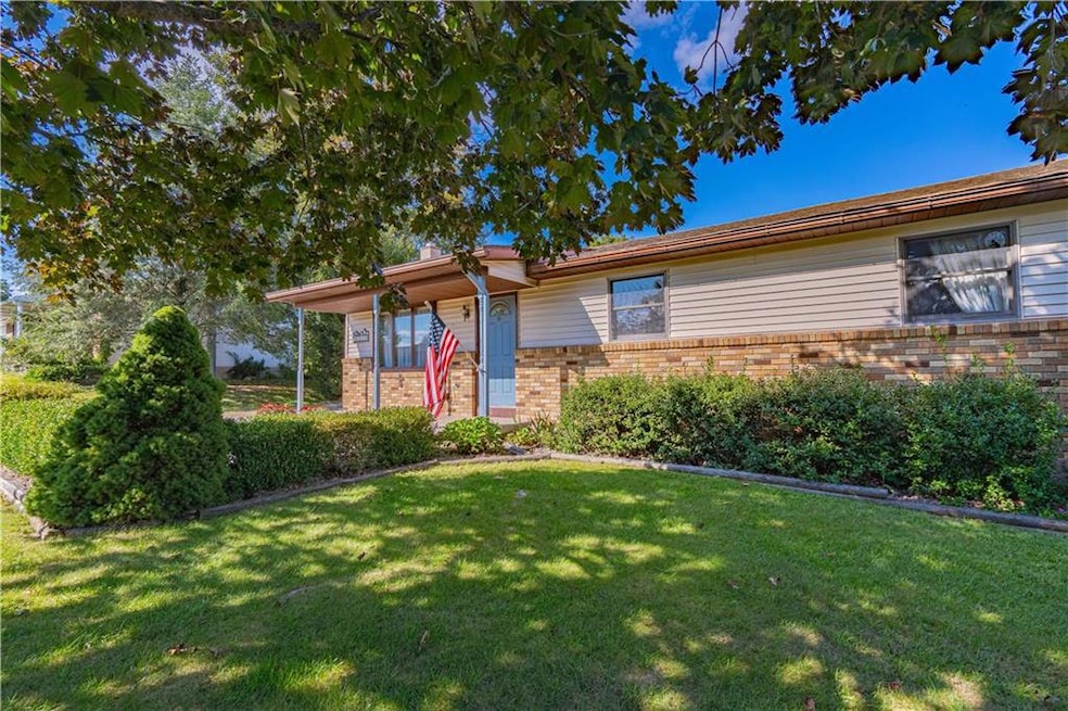 1318 Oakhurst Dr, Slatington, PA 18080 - photo 1