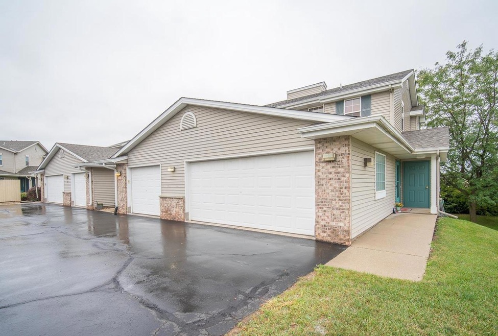 1019 E Woodview Ct unit 4, Slinger, WI 53086 - photo 1