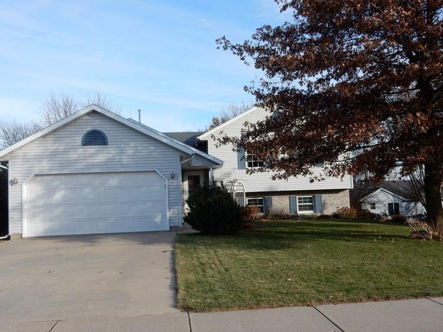 560 Oakwood Dr, Oregon, WI 53575 - photo 1