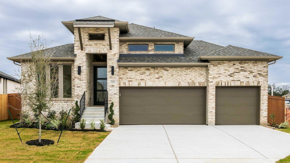 View of front facade with roof with shingles, con