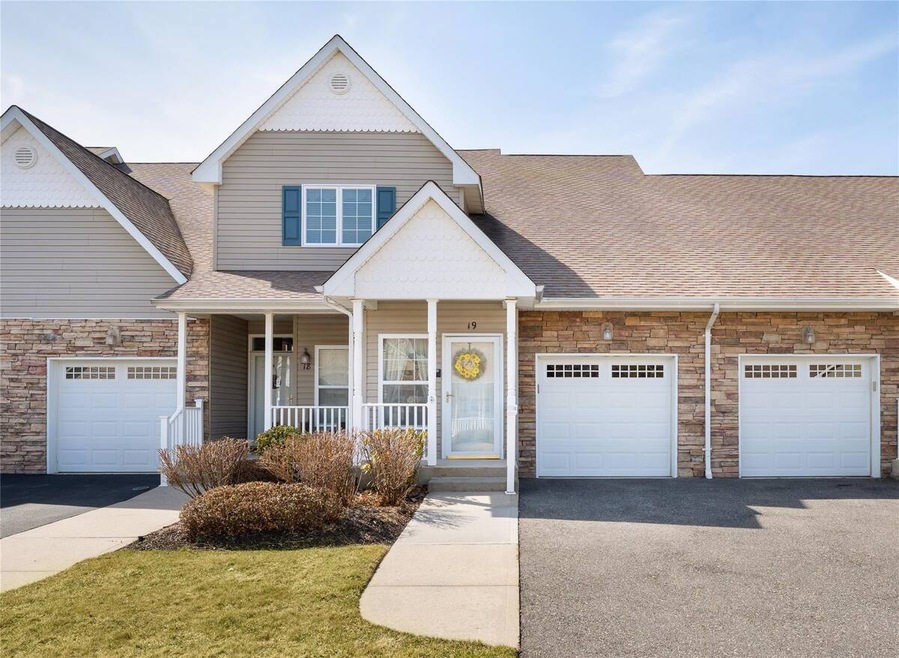 View of front of house featuring driveway, stone s