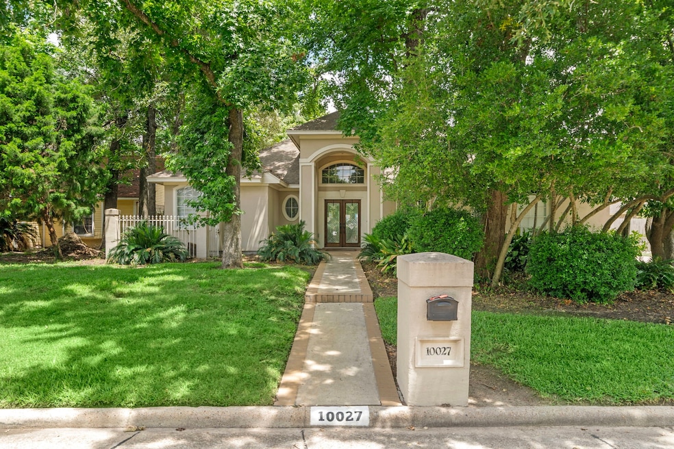 Charming home with a welcoming front entrance, sur