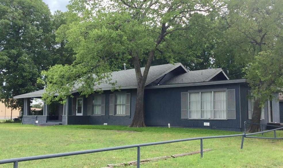 1503 N Center St, Bonham, TX 75418 - photo 1