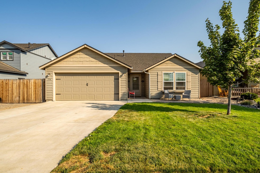 754 NW Green Forest Cir, Redmond, OR 97756 - photo 1