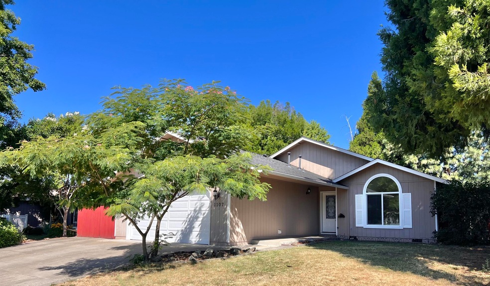 1107 Juanita Way, Central Point, OR 97502 - photo 1