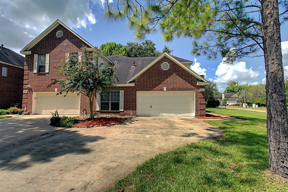 208 W Castle Harbour Dr unit 1, Friendswood, TX 77546 - photo 1