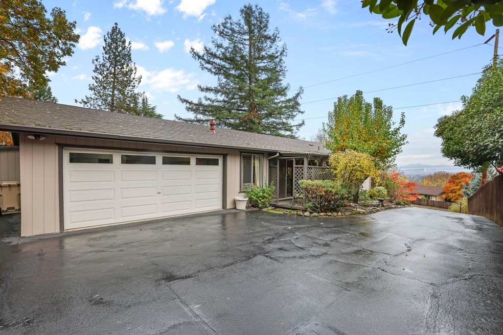 1891 NE Beacon Dr, Grants Pass, OR 97526 - photo 1