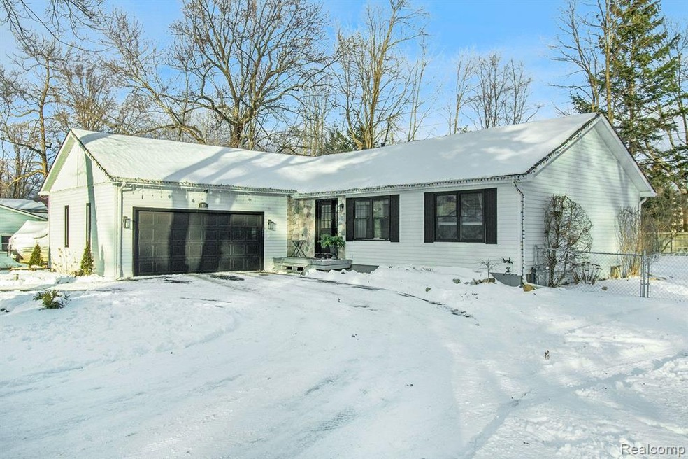 Exterior- Circle Drive- NEW WINDOWS!.jpeg