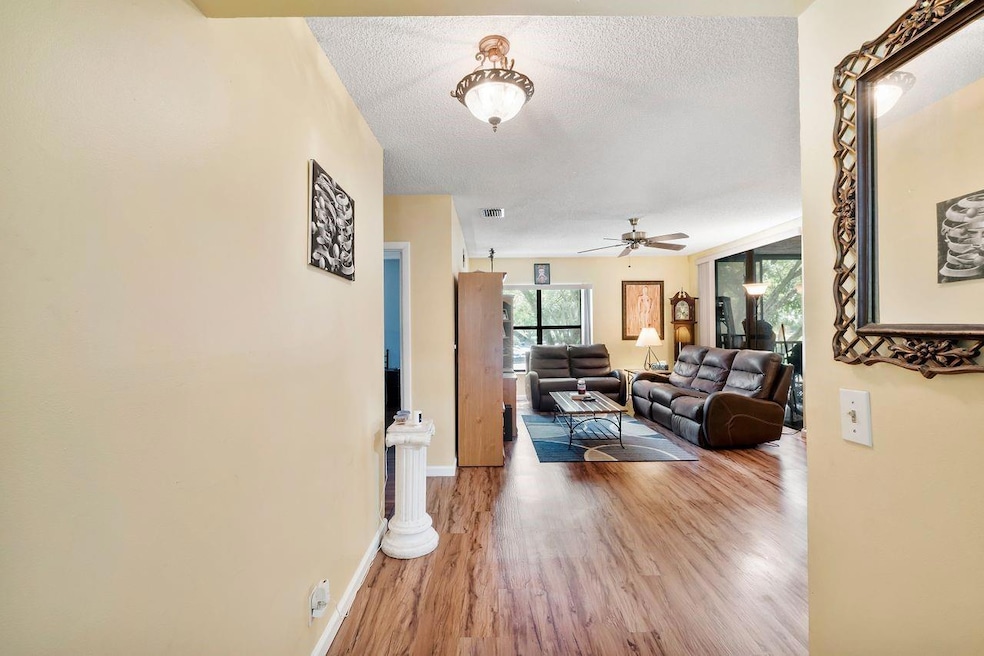 Great Dinning Room/Family Roo for entertaining