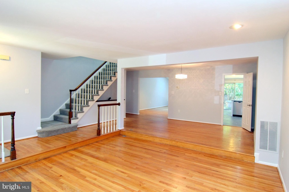 12230 Tildenwood Dr, Rockville, MD 20852 - photo 1