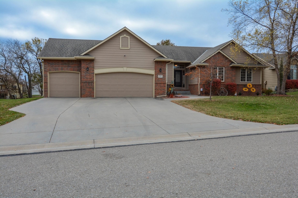 215 E Kodiak Ct, Kechi, KS 67067 - photo 1