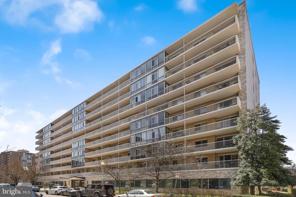 Potomac Plaza Terraces unit 905, Washington, DC 20037 - photo 1