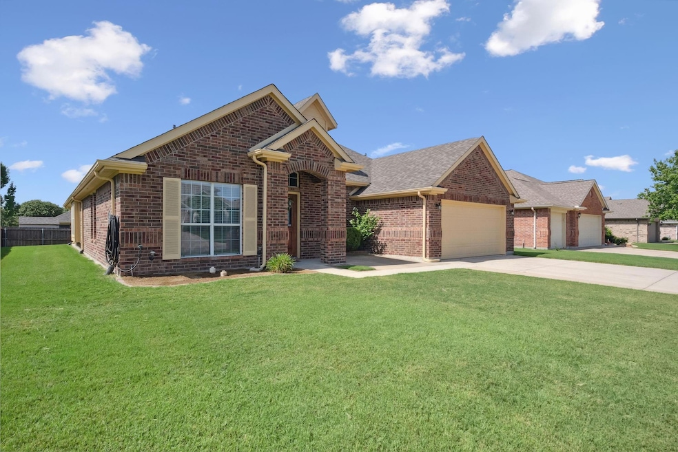 2222 Lorrie Ln, Weatherford, TX 76087 - photo 1
