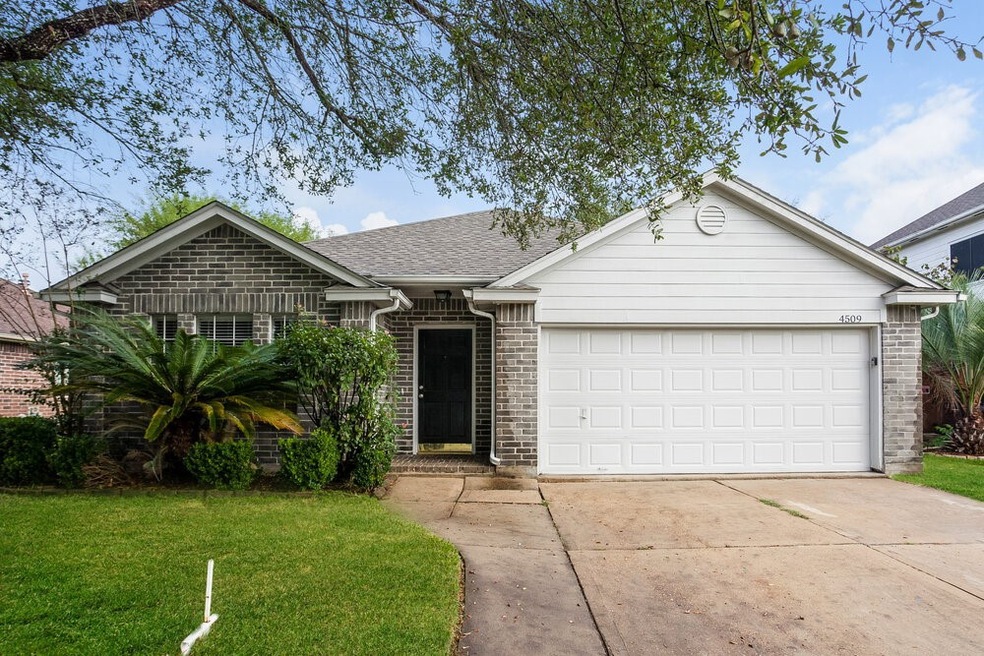 4509 Fox Run St, Pearland, TX 77584 - photo 1
