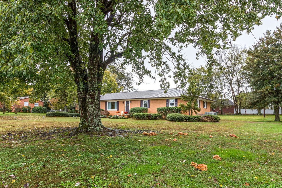 301 Cloverdale Rd, Shelbyville, TN 37160 - photo 1