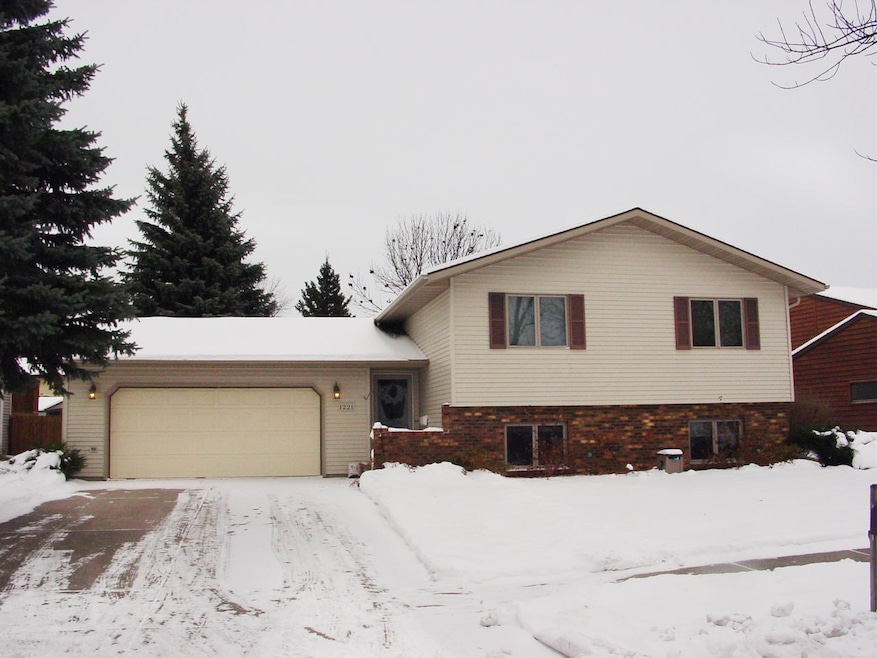 1221 S 23rd St, Grand Forks, ND 58201 - photo 1