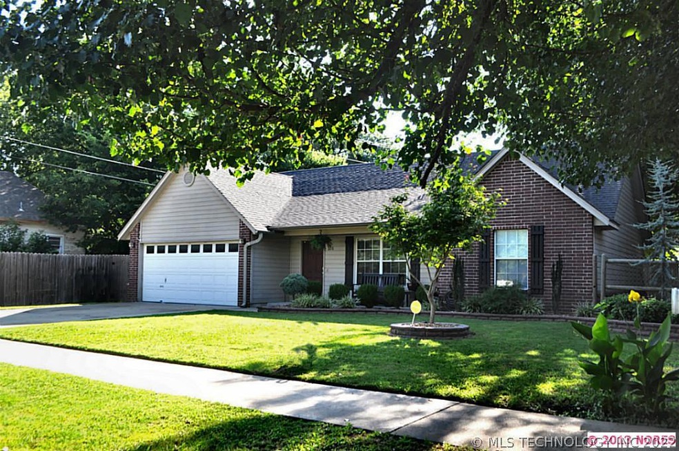 208 N Choctaw Ave, Claremore, OK 74017 - photo 1