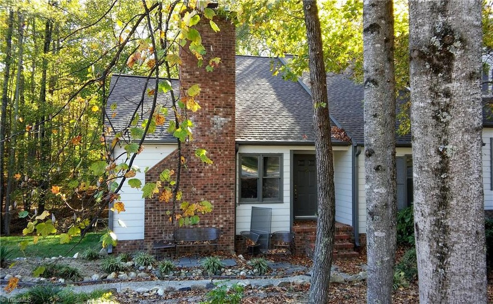 Great secluded townhome in Jamestown.