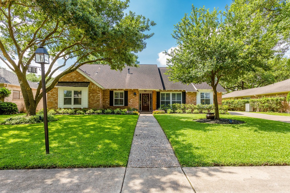 10107 Briar Rose Dr, Houston, TX 77042 - photo 1