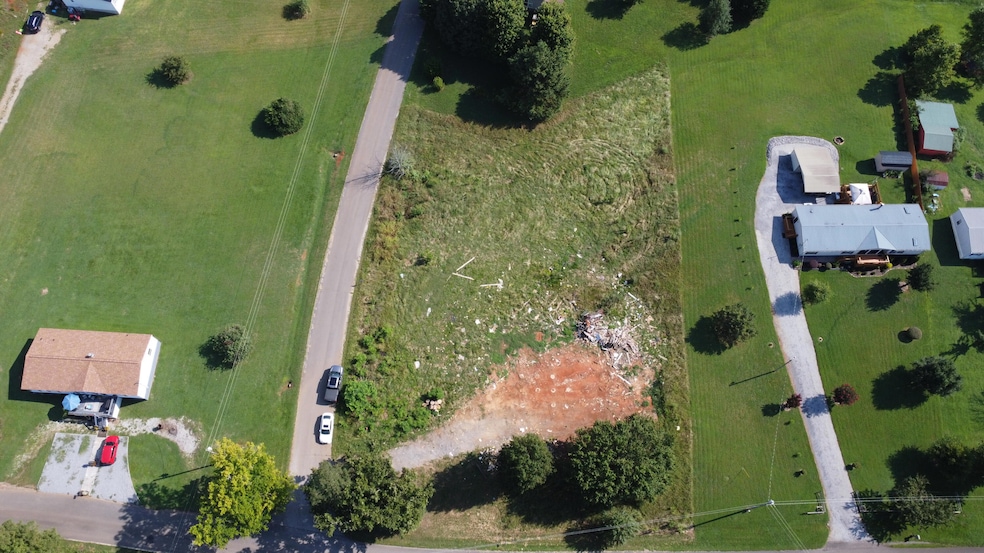 566 Old Stage Rd, Dandridge, TN 37725 - photo 1