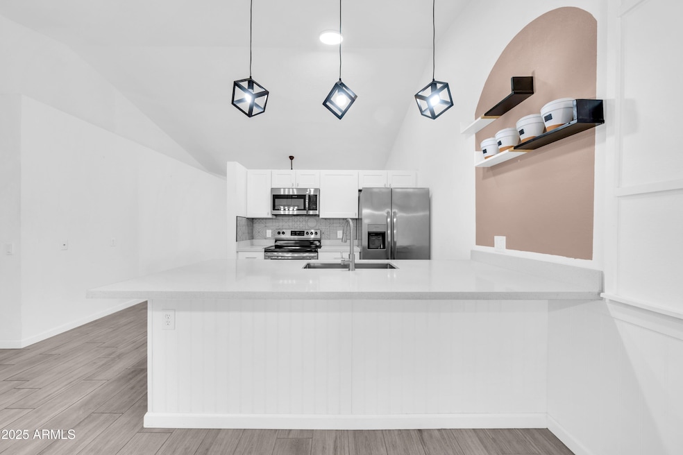 3201 W Mohawk Ln-9