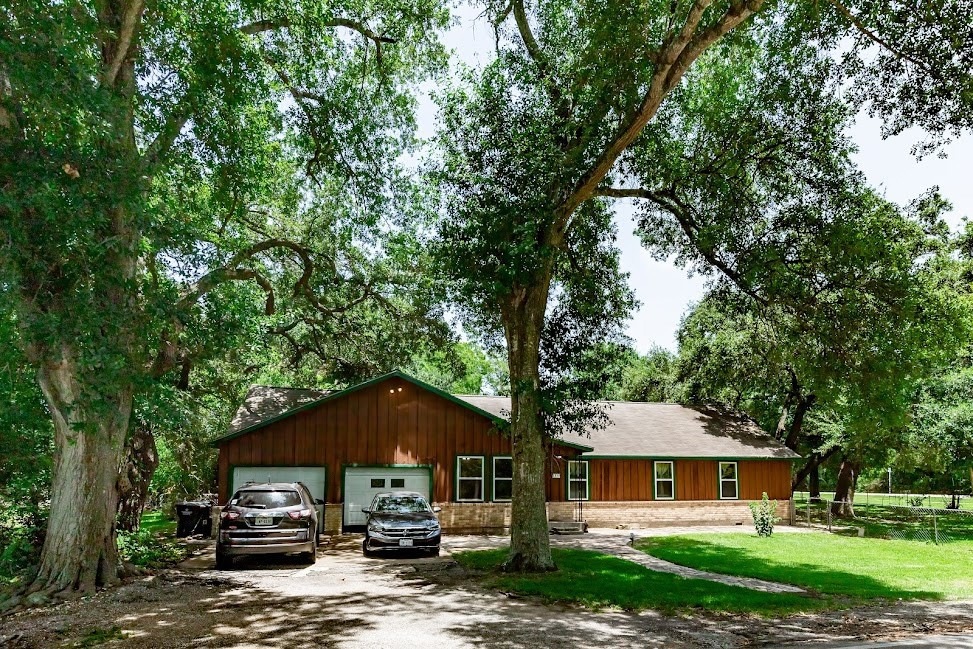 2130 W Dumble St, Alvin, TX 77511 - photo 1