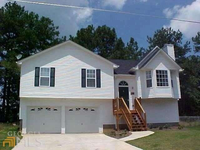Vinyl siding split foyer with fenced back yard