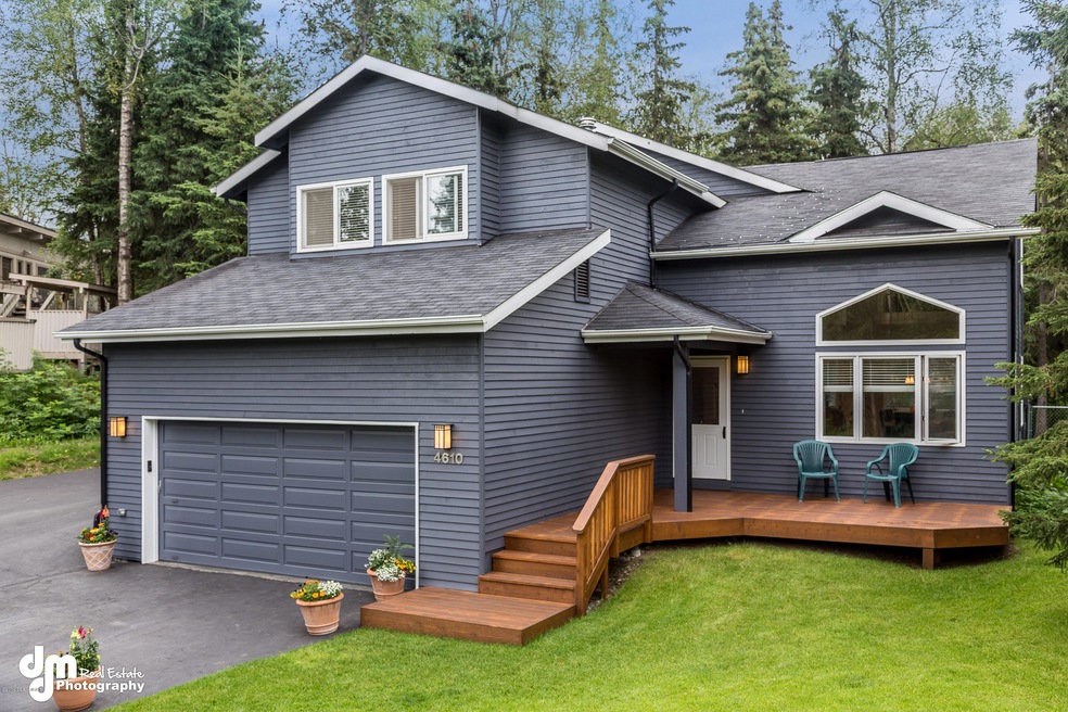 Beautifully Landscaped Front Yard!