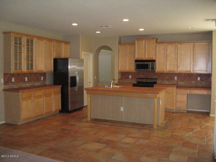 Kitchen w/ maple cabinets