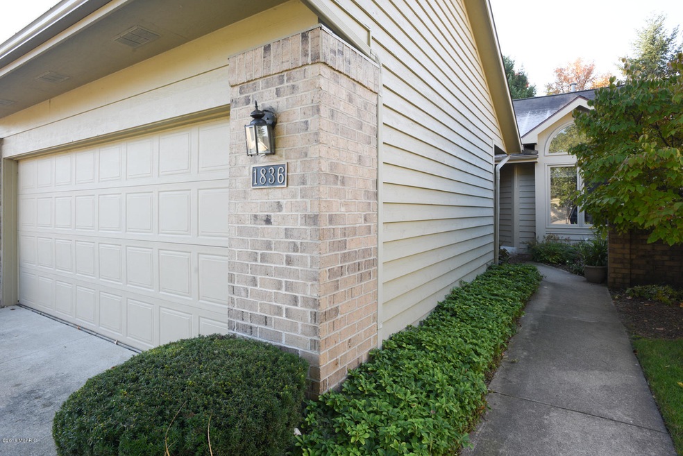 1836 Cross Bend St NE unit 71, Grand Rapids, MI 49505 - photo 1