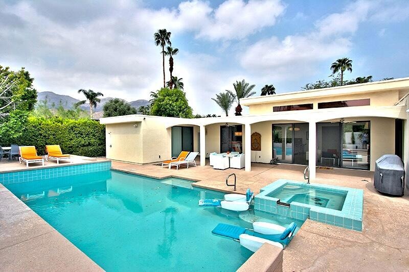 1-72771SBACK-OF-HOUSE-AND-POOL