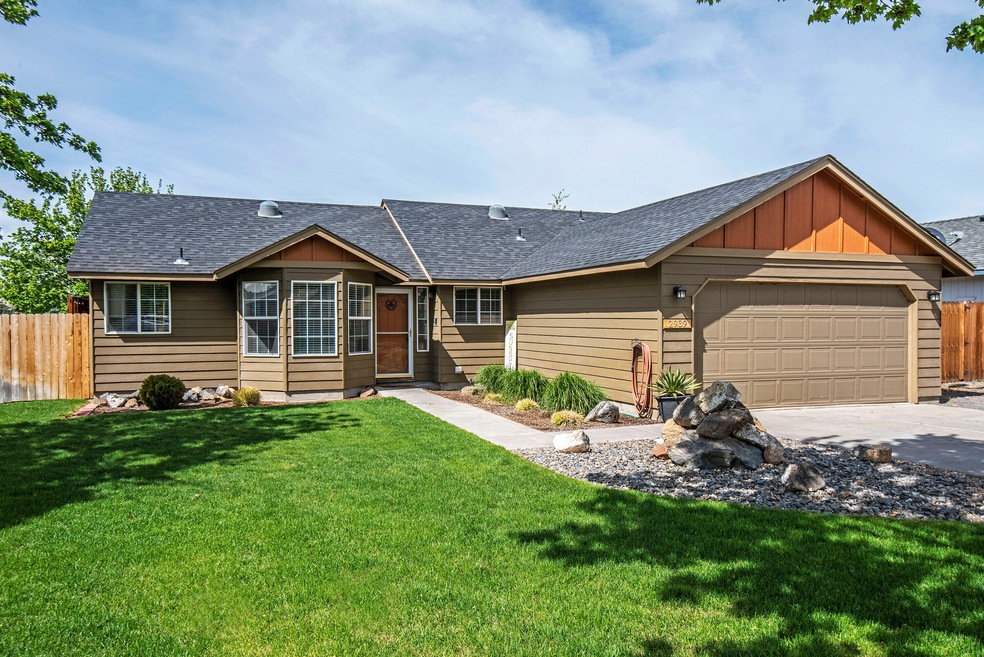 2939 SW Reindeer Ave, Redmond, OR 97756 - photo 1