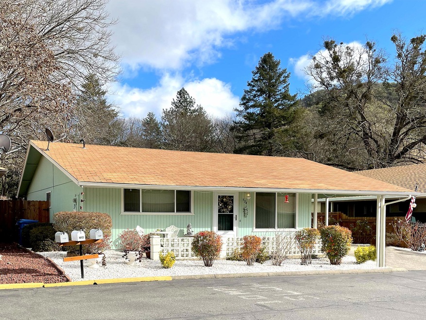 734 Brookside Cir, Rogue River, OR 97537 - photo 1