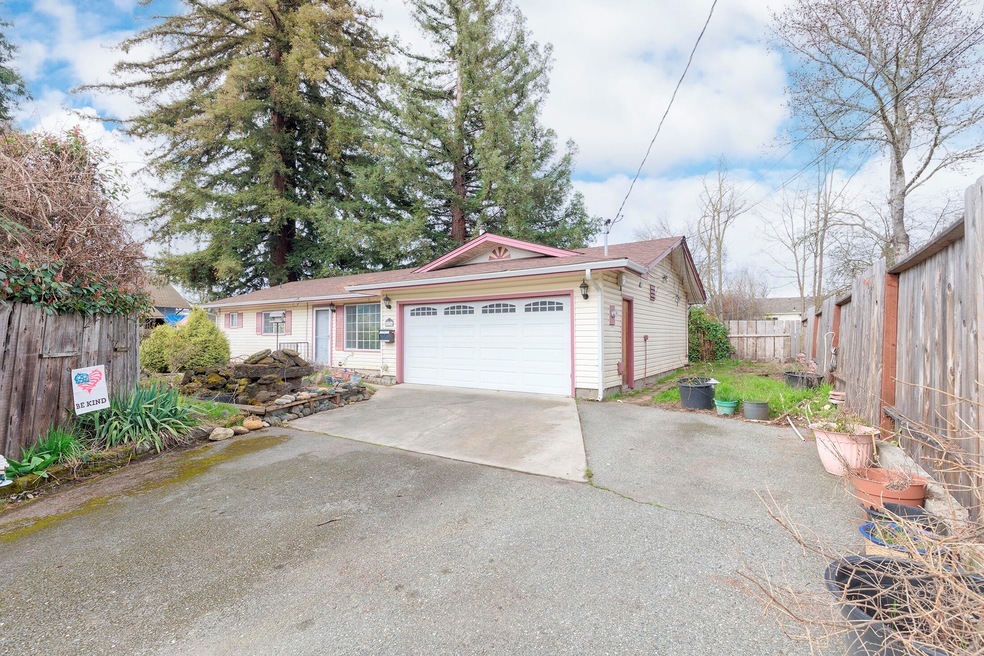 426 NE 12th St, Grants Pass, OR 97526 - photo 1