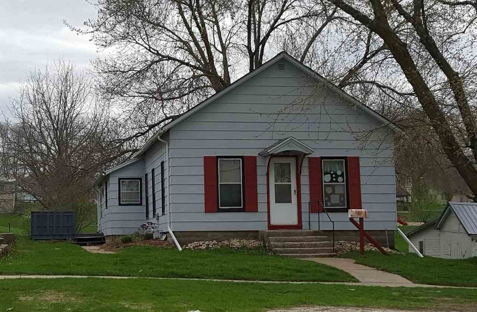 307 N Vine St, West Union, IA 52175 - photo 1