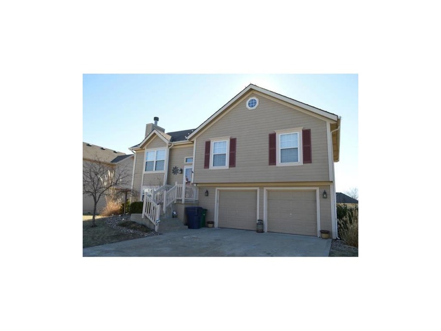 1607 Cove Dr, Raymore, MO 64083 - photo 1