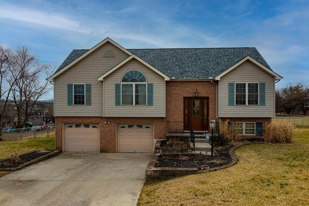 Inground pool! This 3 bedroom 3 full bath home is in a quiet neighborhood w/no HOA &amp; sits on over 1/2 ac.  Living room has soaring ceilings &amp; is open to the dining room.  Kitchen features loads of 46" solid oak cabinets w/plenty 