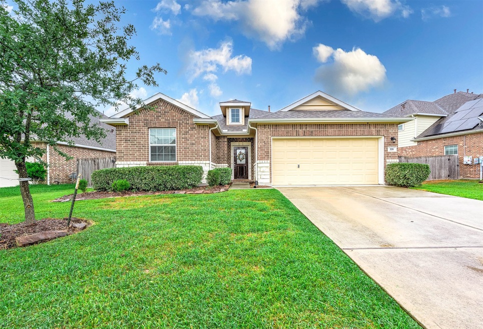 378 Lake Line Dr, Alvin, TX 77511 - photo 1