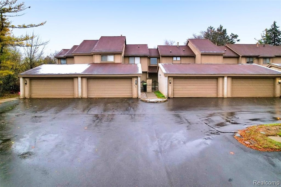 View of front facade with a garage and driveway