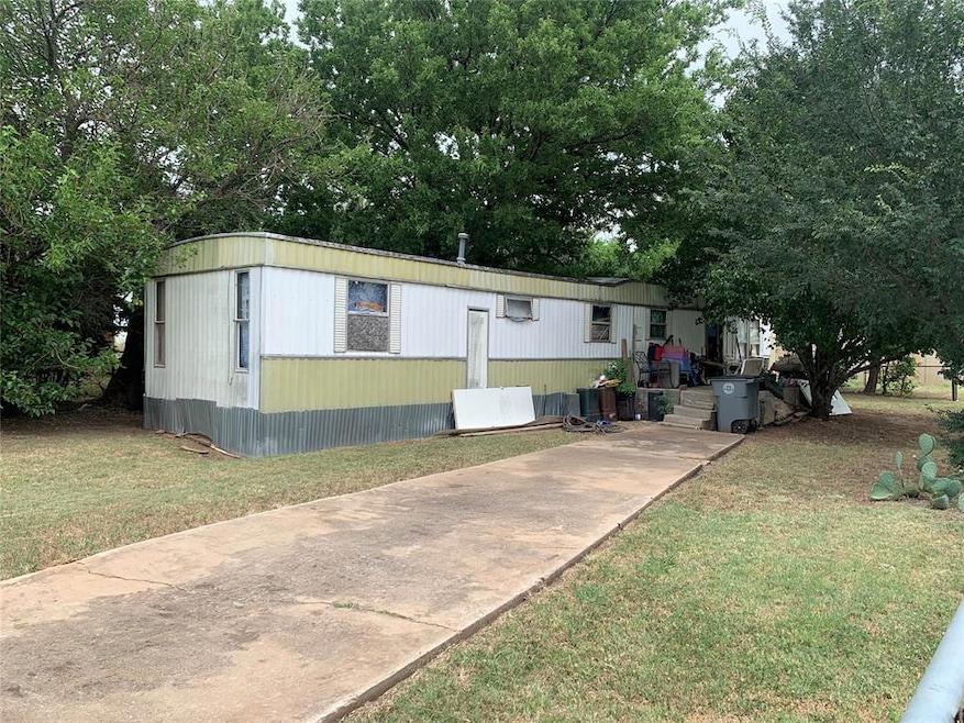 Manufactured / mobile home with a front yard