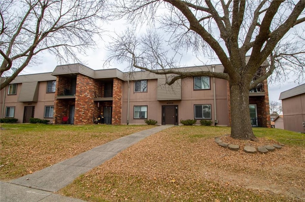 4849 Woodland Ave unit 4, West Des Moines, IA 50266 - photo 1
