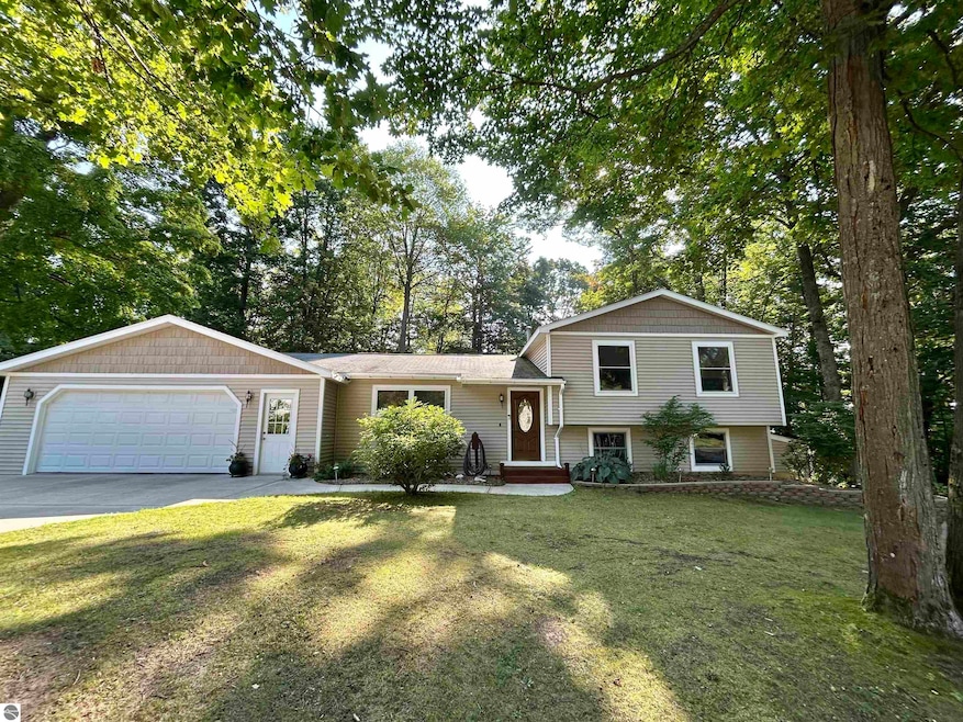 20854 Red Oak Dr, Lake Ann, MI 49650 - photo 1