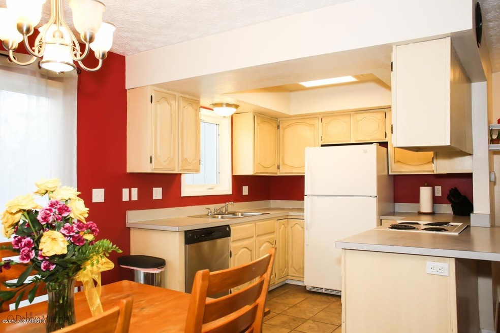 Kitchen / Dining Area