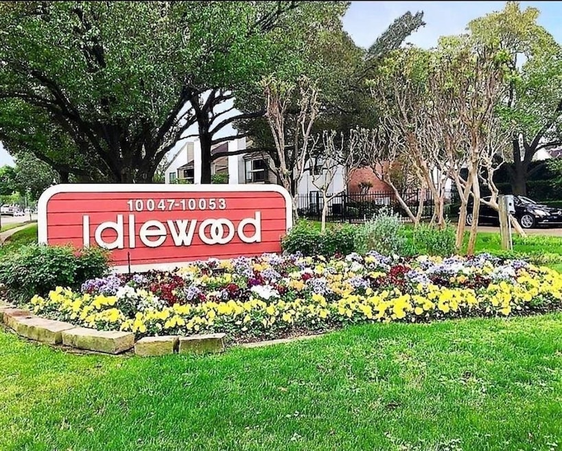 Charming entrance to a residential community, feat