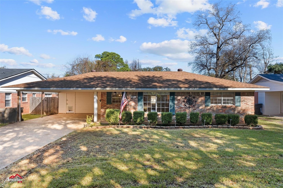 Single story home with a front yard