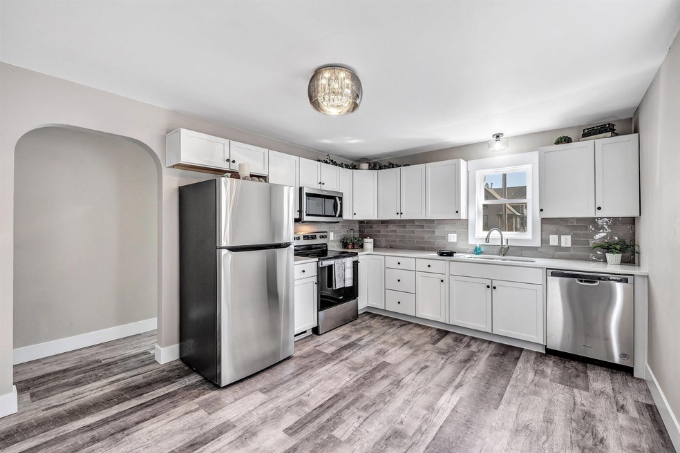 826 N 8th St, Manitowoc, WI 54220 - photo 1