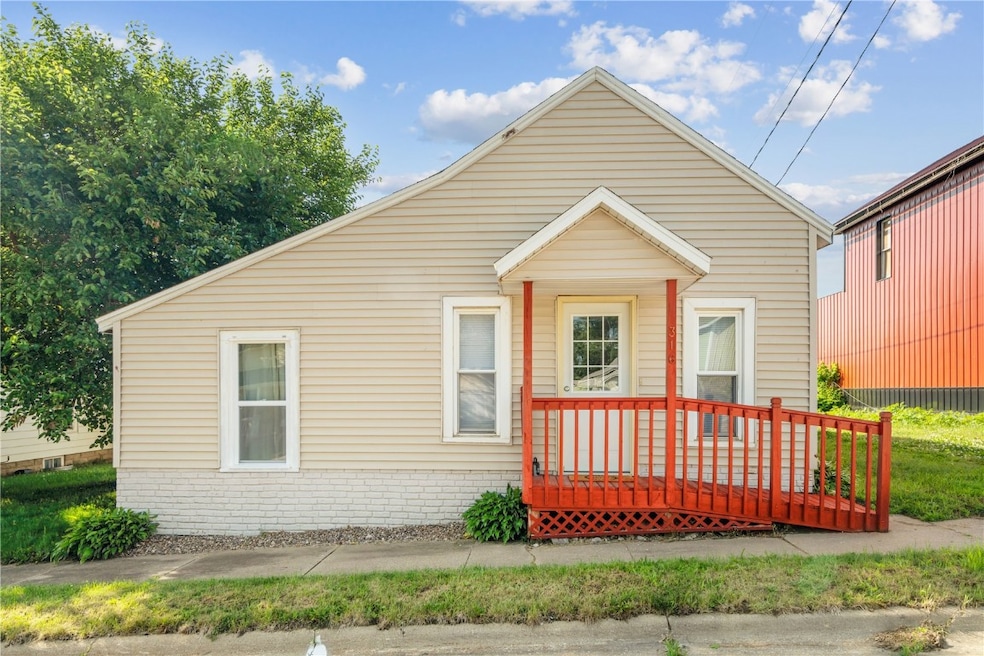 316 E Washington St, Center Point, IA 52213 - photo 1