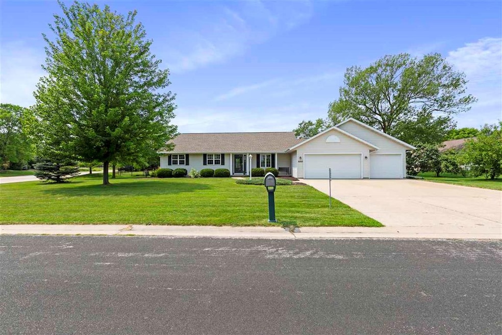 N9393 Snapdragon Ln, Appleton, WI 54915 - photo 1