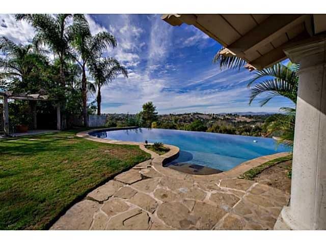 Gorgeous infinity pool with infinity views!