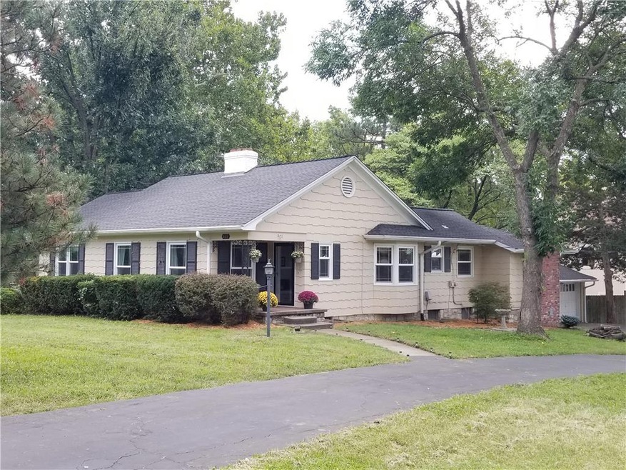 ~~**WELCOME HOME TO 401 NE BARNES AVE!**~~